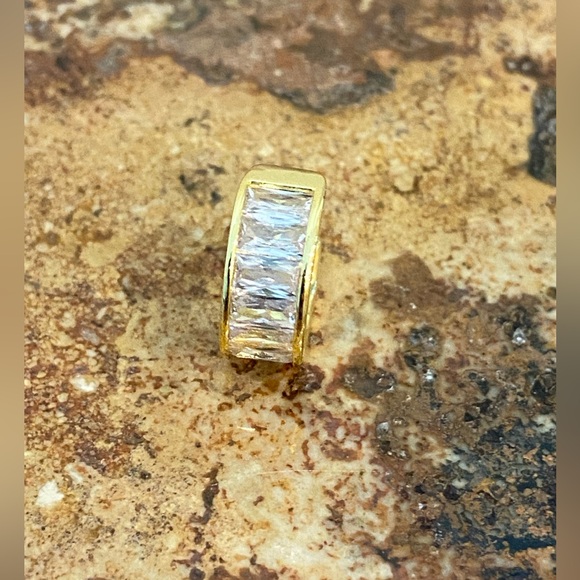 Melinda Maria ear cuff 18K plated with clear baguette simulated diamonds💛🤍 - Picture 5 of 10